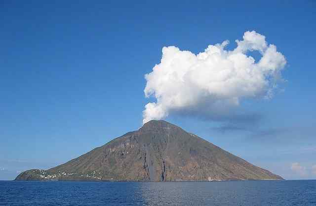 800px-DenglerSW-Stromboli- steven dengler CC Share alike 3.0