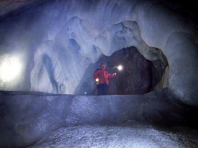 800px-Eisriesenwelt_Werfen_Austria_02 Eisriesenwelt, the biggest ice-Cave of the world, near Werfen, Austria CC 3.0 share alike